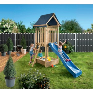 Torre giochi Erik con scivolo blu e sabbiera in giardino con bambini che giocano.