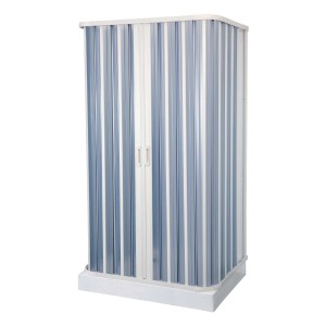 Box doccia t.b.t. con strisce blu e bianche e ante scorrevoli.