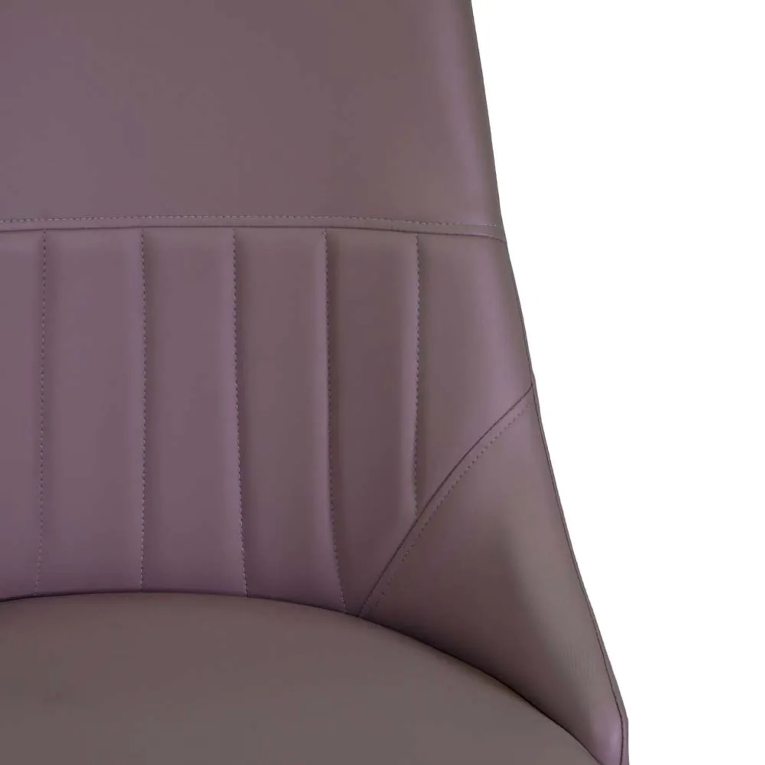 Dettaglio: Sedia imbottita lilla con cuciture decorative verticali.
