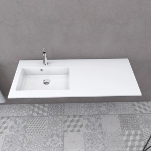 t.b.t. Lavabo singolo bianco con rubinetto, vista dall'alto.