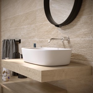 Bagno con piastrelle da rivestimento t.b.t. beige, lavabo d'appoggio e specchio.