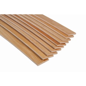 Listelli in legno marrone chiaro per reti a doghe, impilati.