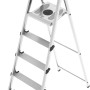 Scala domestica argentata con cinque gradini e maniglione di sicurezza. Ideale per interni.