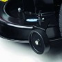 Dettaglio: trattorino tagliaerba nero Troy-Bilt Horse 105T-R con ruota e piatto di taglio.
