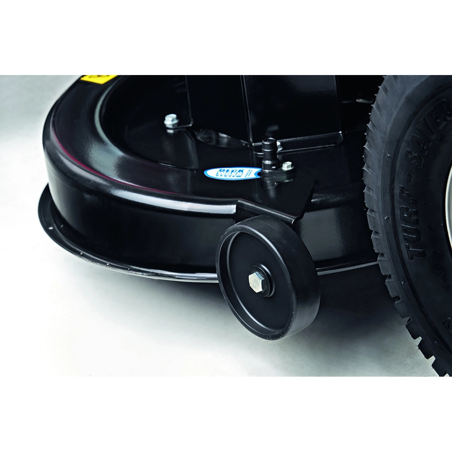 Dettaglio: trattorino tagliaerba nero Troy-Bilt Horse 105T-R con ruota e piatto di taglio.