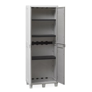 Armadio da giardino aperto, alto, in plastica grigia con ripiani.