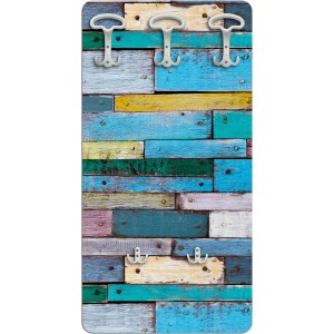 Appendiabiti con assi di legno colorate e ganci bianchi.