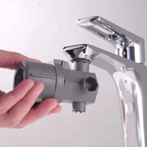 Accessorio grigio t.b.t. per l'installazione del rubinetto in uso.