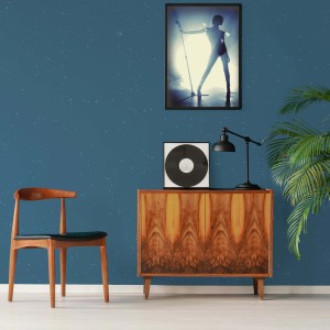 Pittura decorativa t.b.t. blu con motivo a stelle su parete, abbinata a mobili in legno.