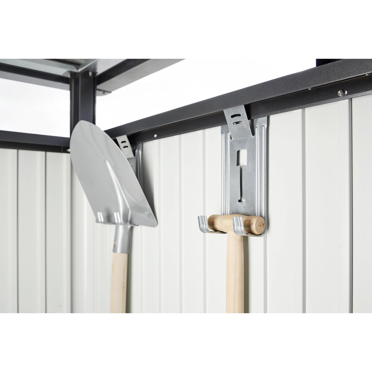 Vista interna del capanno Biohort con attrezzi sul supporto a parete.