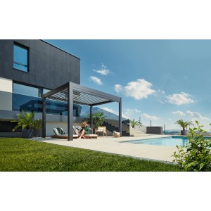 Pergola Biohort moderna in grigio quarzo/argento metallizzato a bordo piscina, copertura per patio a lamelle.