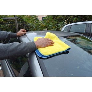 Panno giallo-blu per pulire un'auto. Panno per la cura dell'auto.