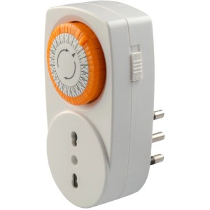 Timer da interno bianco con quadrante arancione per impostare i tempi di commutazione.
