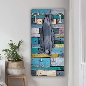 Appendiabiti colorato in stile vintage con giacca e ganci bianchi.