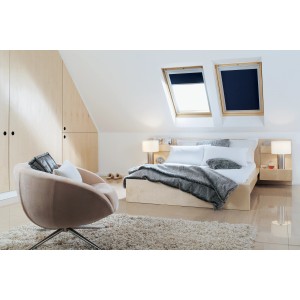 Camera da letto con finestre per tetti e tende oscuranti.