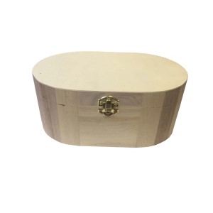Scatola di legno ovale con chiusura dorata per accessori artistici.