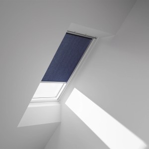 Tenda a rullo oscurante Velux, manuale, blu (9050S) nella finestra per tetti. Tenda a rullo per una privacy ottimale.