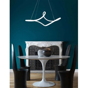 Moderna lampada a sospensione t.b.t. in soggiorno, forma curva.