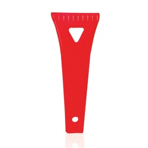 Raschietto per ghiaccio rosso con manico e foro per appenderlo.