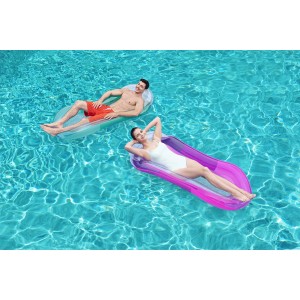 Due persone si rilassano su un'amaca ad acqua Bestway Aqua-Lounge in piscina.