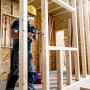 Artigiano che fora una struttura in legno con punta piatta Bosch Expert.
