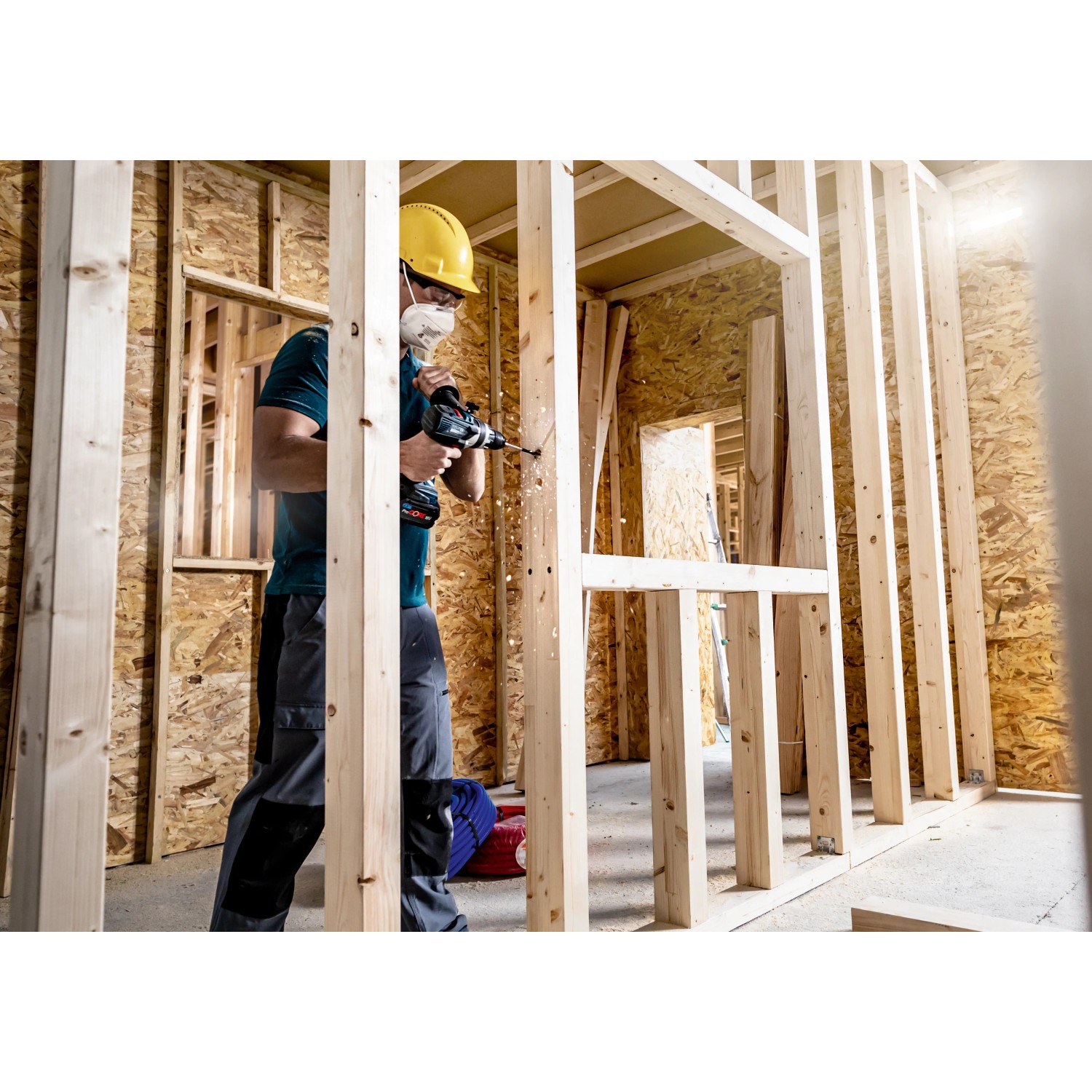 Artigiano che fora una struttura in legno con punta piatta Bosch Expert.