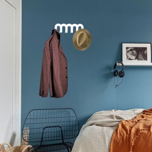 t.b.t. Appendiabiti da parete con giacca e cappello in camera da letto.