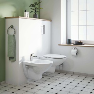 Bagno con miscelatore lavabo t.b.t. e WC coordinato dal design moderno.