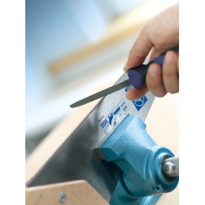 Lima per seghe triangolare LUX Hieb 2 che affila una sega a mano in una morsa.