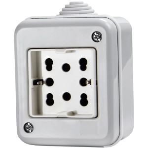 Presa esterna bianca t.b.t. per uso esterno.