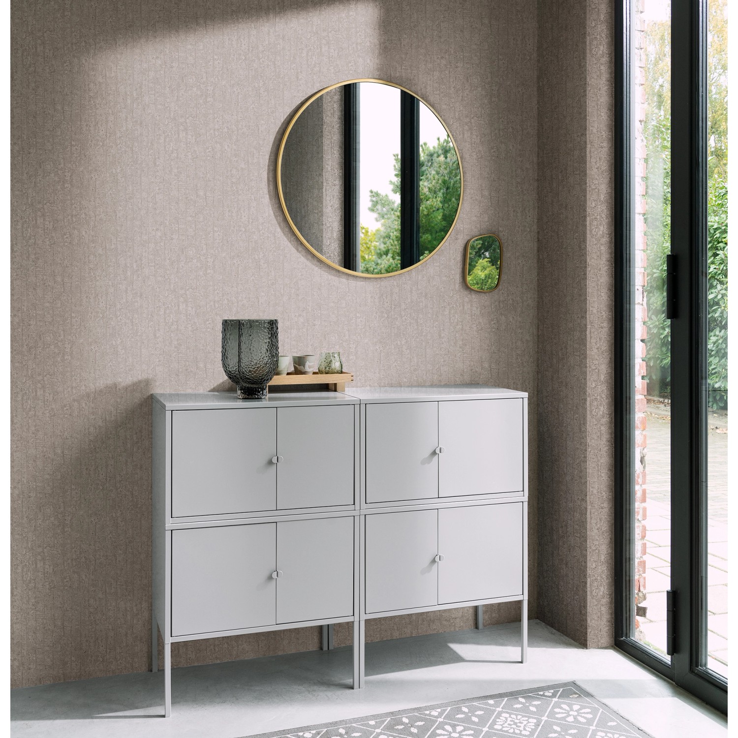 Soggiorno con carta da parati in tessuto non tessuto grigia Rasch Factory V effetto cemento grigio-beige.