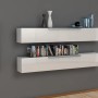 Mensole a muro bianche come Tasselli con decorazioni e libri su parete grigia.