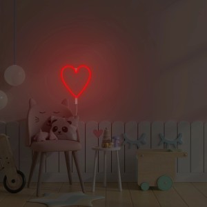Applique LED a forma di cuore rosso t.b.t. in una stanza dei bambini.