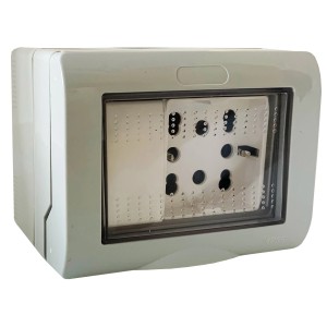 Scatola da parete a montaggio superficiale, grigia, con coperchio trasparente.