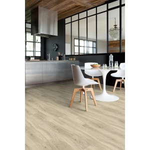 Pavimento vinilico autoadesivo Gerflor Lord Light effetto legno in ambiente cucina moderno.
