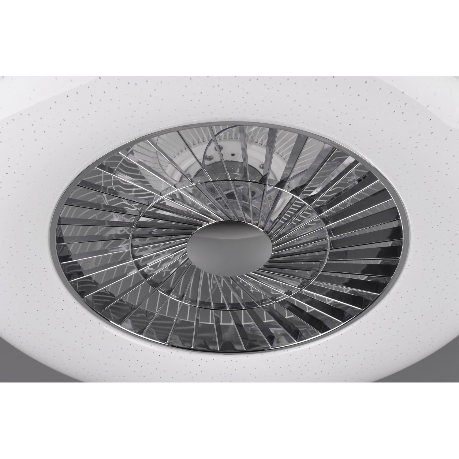 Plafoniera LED bianca Trio Visby con ventilatore e dettagli cromati.