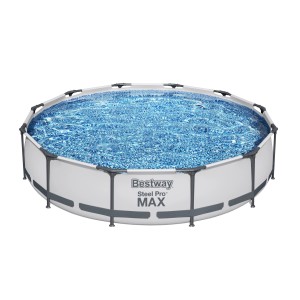 Piscina rotonda Bestway Steel Pro Max piena d'acqua, con telaio in acciaio e parete esterna bianca.