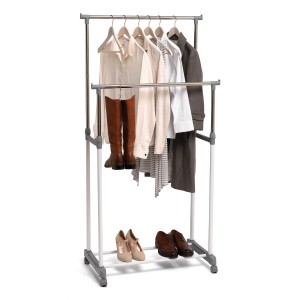 Appendiabiti regolabile con vestiti e scarpe. Organizer armadio.