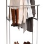 Appendiabiti regolabile con vestiti e scarpe. Organizer armadio.