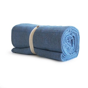 Copricuscino t.b.t. blu arrotolato con cinturino.