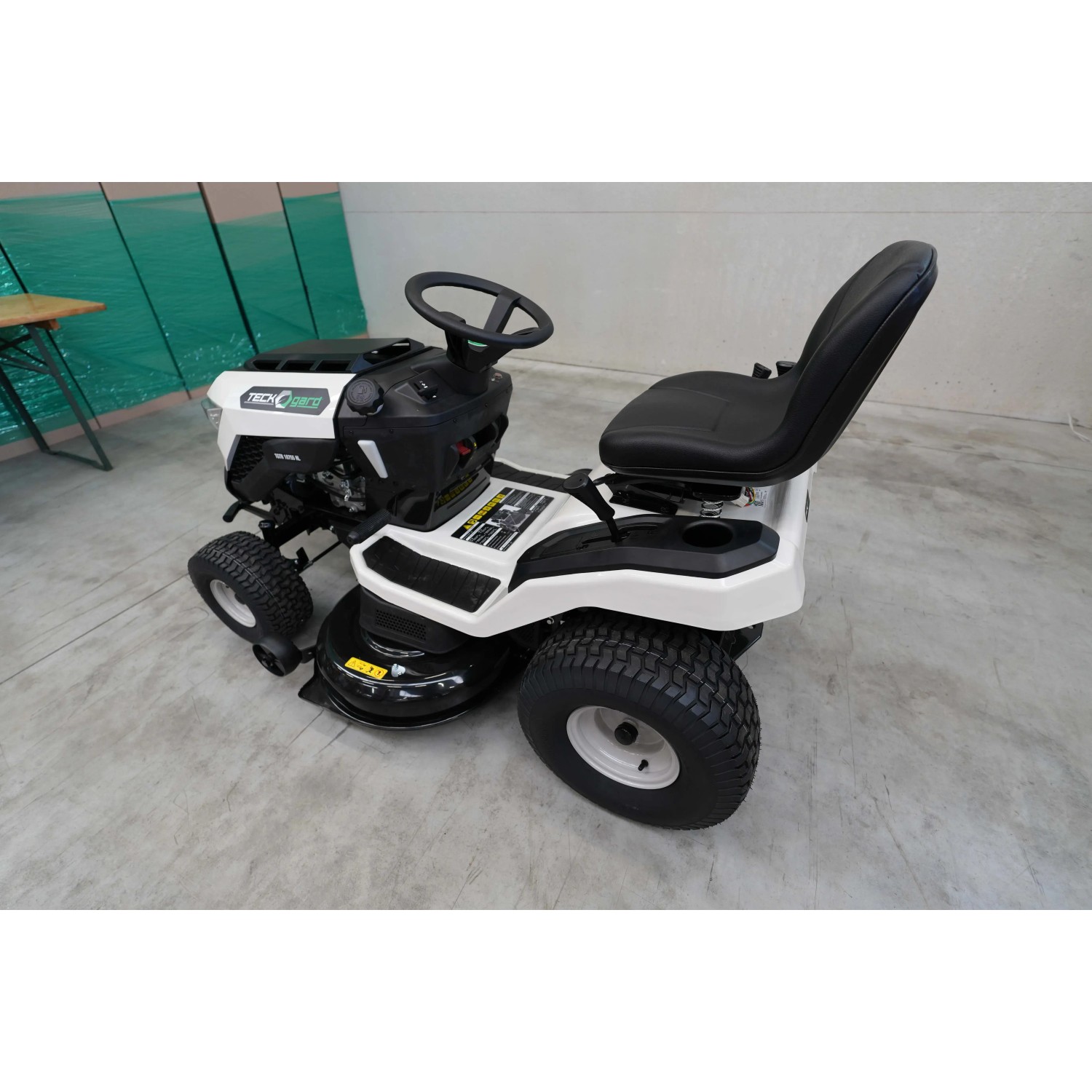 Tosaerba trattorino bianco e nero. Ideale per grandi prati.