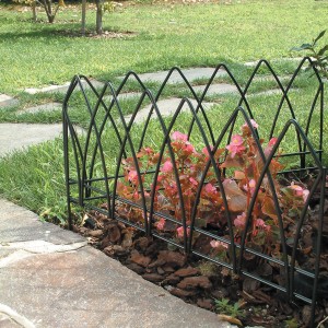 Recinzione da giardino in metallo nero t.b.t. con fiori. Ideale come bordura.