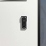 Campanello t.b.t. grigio con telecamera su muro bianco. Tasselli smart per la tua casa.