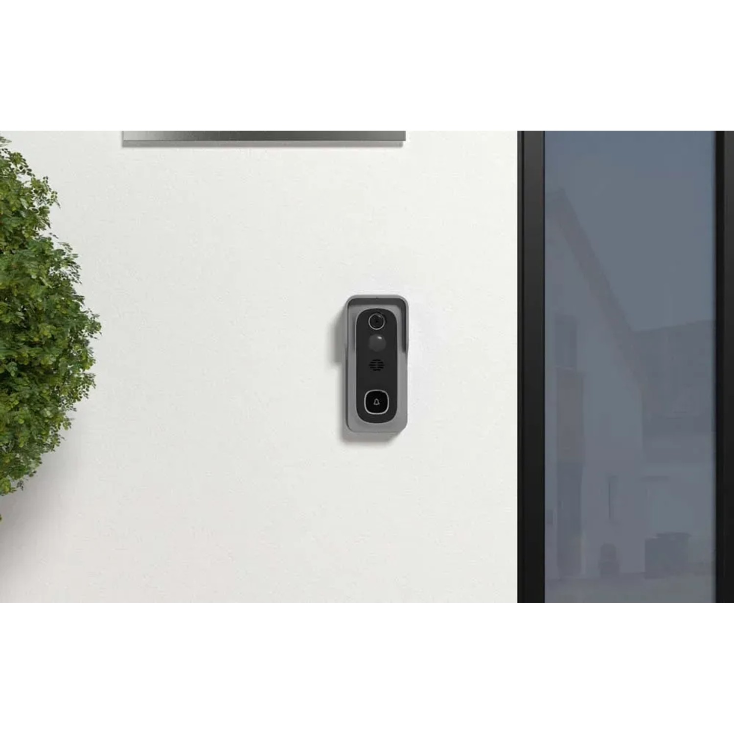 Campanello t.b.t. grigio con telecamera su muro bianco. Tasselli smart per la tua casa.