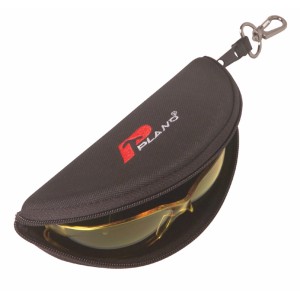 Custodia nera per occhiali con occhiali di sicurezza gialli e moschettone.