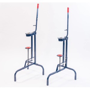 Due attrezzi blu t.b.t. per la raccolta di frutta con manici e superfici di appoggio rossi.