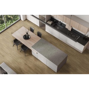 Piastrelle per pavimenti effetto legno chiaro in cucina moderna con isola e tavolo da pranzo.