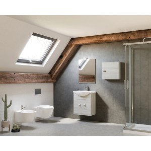 Bagno con mobile lavabo t.b.t., WC, bidet, specchiera e doccia in mansarda.