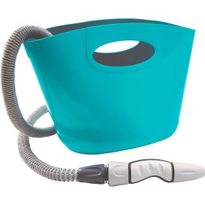Secchio turchese con tubo di irrigazione e ugello per l'irrigazione del giardino.