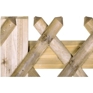 Dettaglio di una recinzione da giardino in legno con motivo a listelli diagonali.